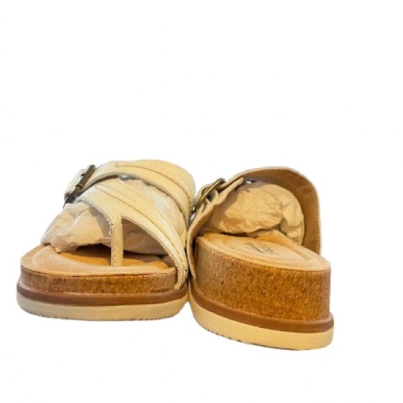 Clark's known for quality and so cute!  Leather, toe post. Brand new!​ - Picture 4 of 9